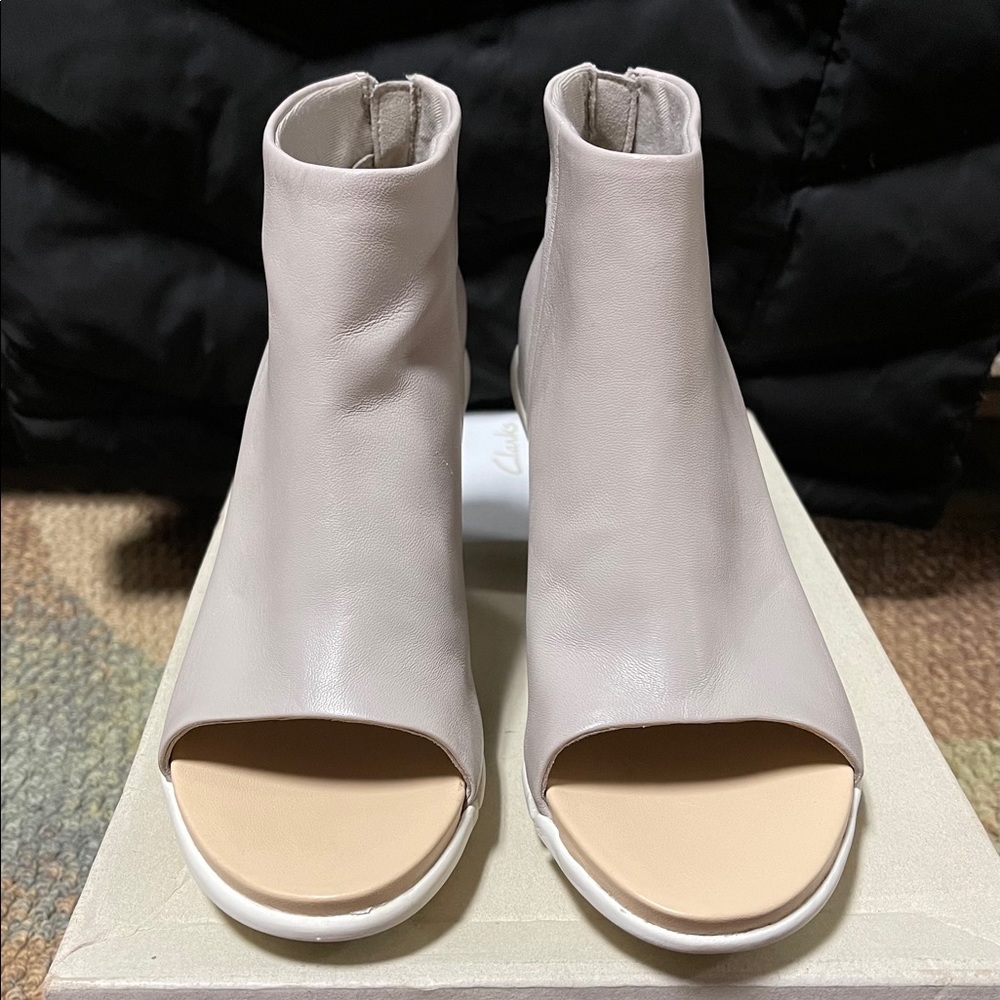 Clarks Imali Peony Leather Shoes- size 6M